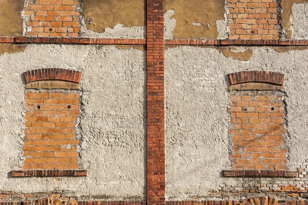 Alte Backsteinmauer mit verglasten Fenstern — Stockfoto