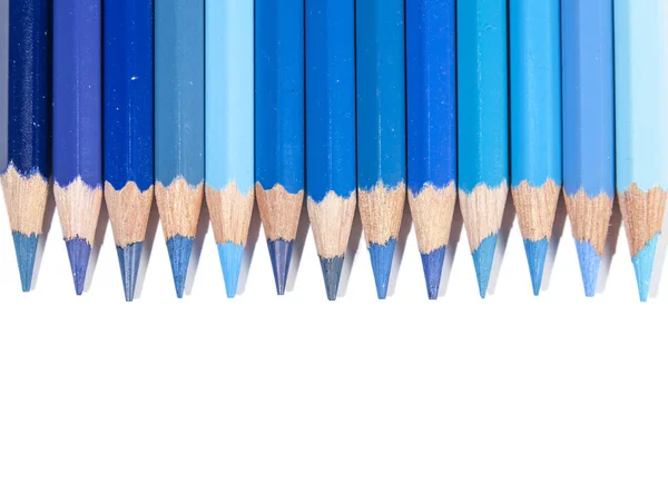 Crayons de couleur bleu isolés en ligne — Photo