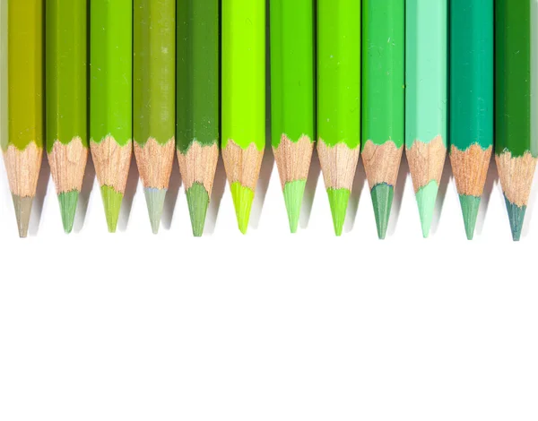 Crayons de couleur verts isolés en ligne — Photo