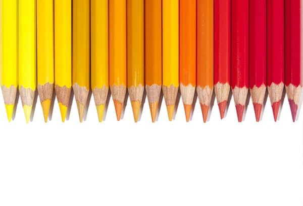 Crayons isolés jaune rouge et orange en ligne — Photo