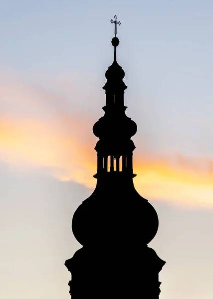 Silhouette des Kirchturms mit Kreuz — Stockfoto