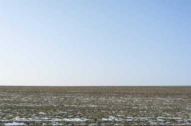 Kış alan mavi akşam gökyüzü ile