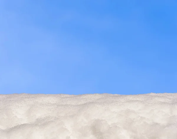 หิมะและท้องฟ้าสีฟ้า — ภาพถ่ายสต็อก