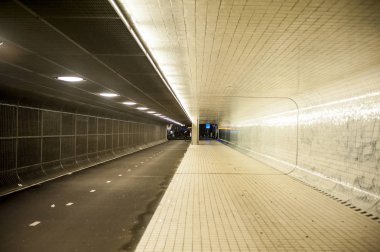 Amsterdam ana istasyonunun altındaki yürüyüş yolu.