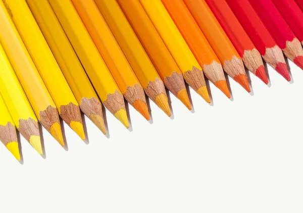 Crayons isolés jaune rouge et orange en ligne — Photo