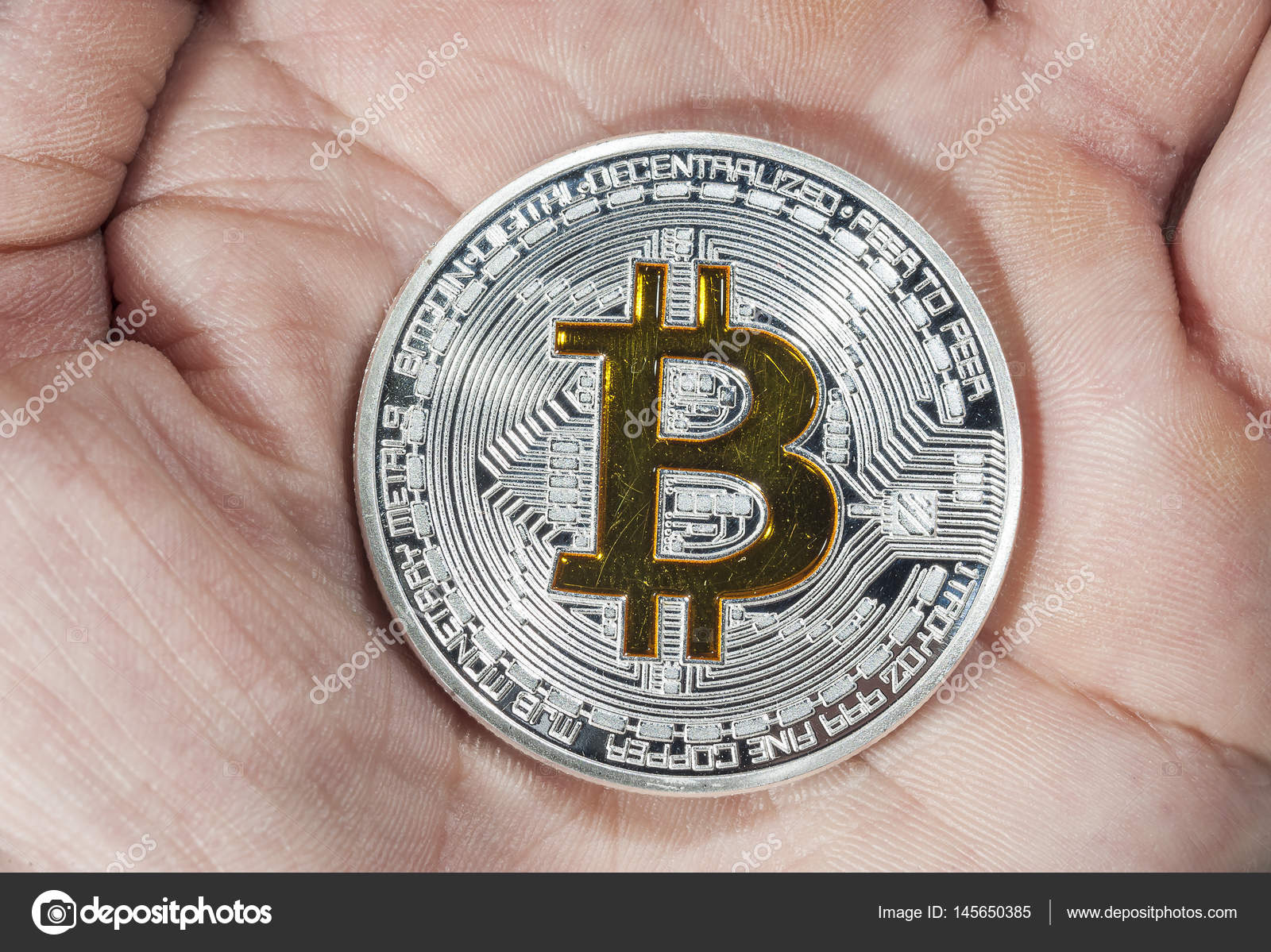 手上单Btc 比特币硬币—— 库存社论照片© Gleti #145650385