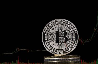 Btc Bitcoin madeni paralarla eğilim eğrisi yukarıya yığını