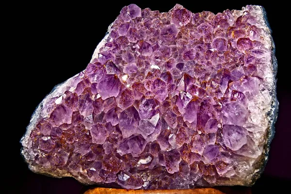 黑色背景紫水晶晶 — 图库照片
