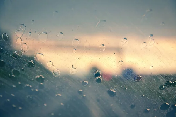 Wassertropfen auf Windschutzscheibe — Stockfoto