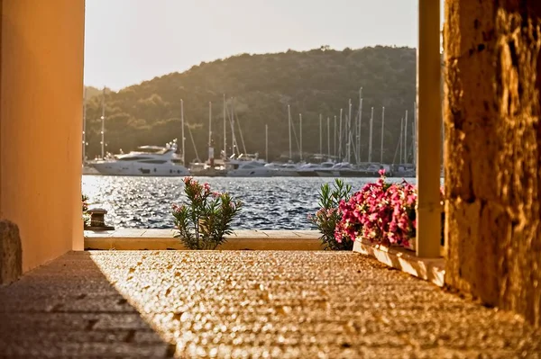 Vista del callejón de piedra del puerto deportivo de mar —  Fotos de Stock