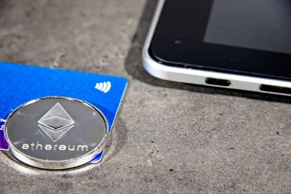 スイス連邦工科大学 Ethereum コイン、タブレットとデビット カード — ストック写真