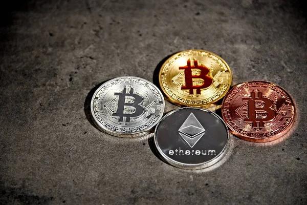BTC ve Eth, Bitcoin ve Ethereum demir