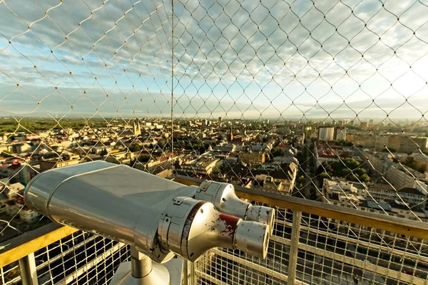 Jumelles au sommet de la tour de la ville d'Ostrava — Photo