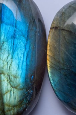 İki yuvarlak Labradorite taşı