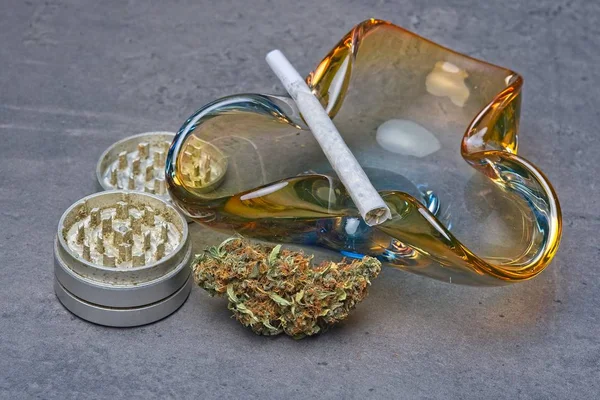 Accessoires voor het roken van cannabis — Stockfoto