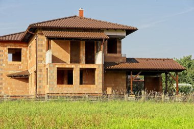 Küçük yerleşik bina inşaatı