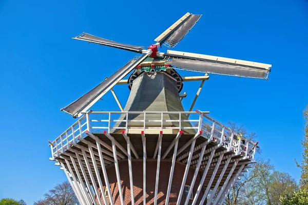 Moulin à vent hollandais traditionnel — Photo