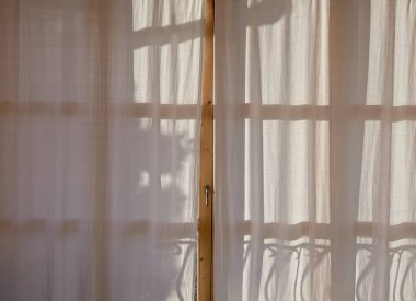 Mahkemeli beyaz pencere