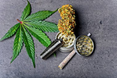 Esrar tomurcuğu - nug, yaprak ve sigara içilen aksesuarlar