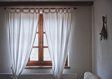 Mahkemeli beyaz pencere