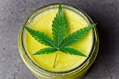 Kenevir ev yapımı merhem ve yaprak