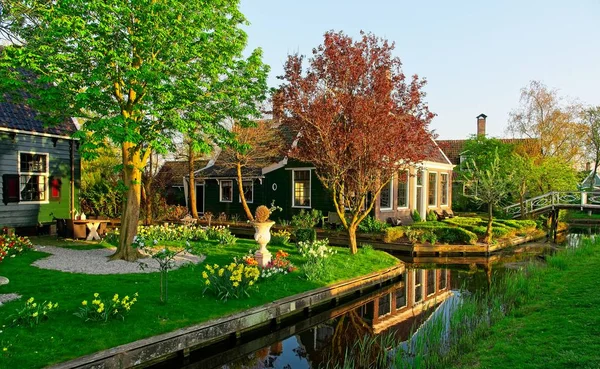 Old Dutch house reflecting in water — Stock Photo, Image