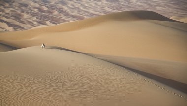 Sunrise adlı bir çölde kandura adam