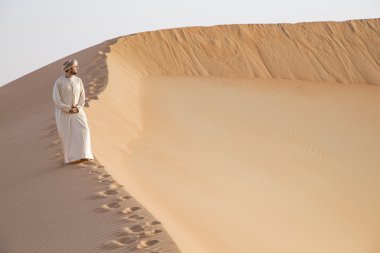 Sunrise adlı bir çölde kandura adam
