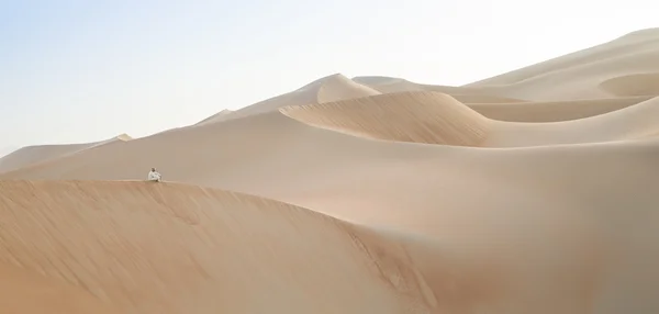 L'uomo in kandura in un deserto all'alba — Foto Stock