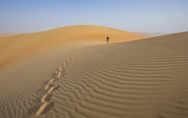 Homme marchant dans un désert — Photo