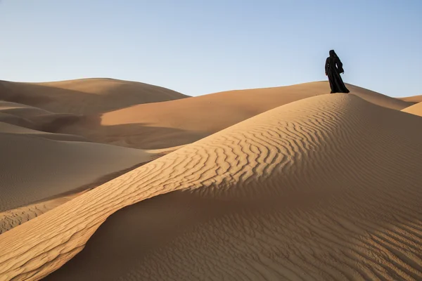 Donna in abaya in dune di sabbia — Foto Stock