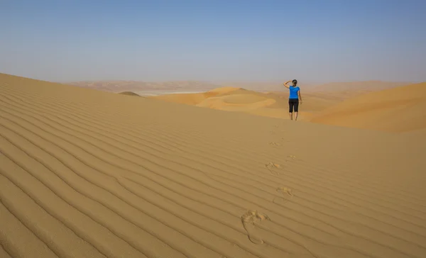 Mulher andando em um deserto — Fotografia de Stock