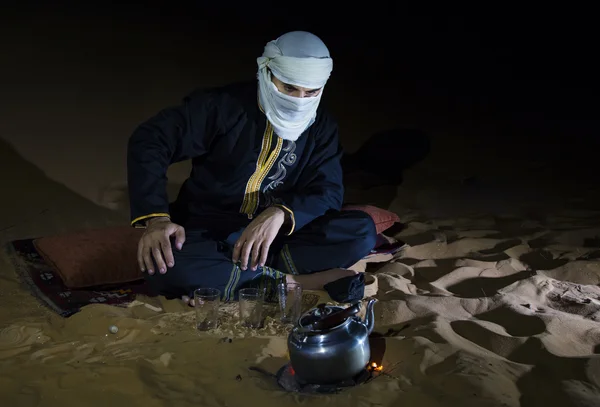 남자는 사막에서 차를 만드는 전통적인 Tuareg 복장 — 스톡 사진
