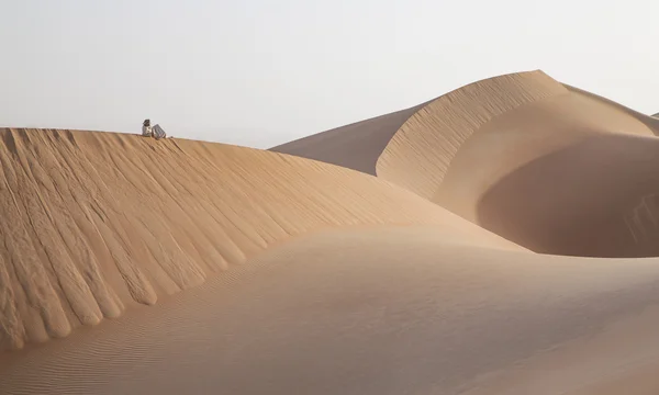 L'uomo in kandura in un deserto all'alba — Foto Stock