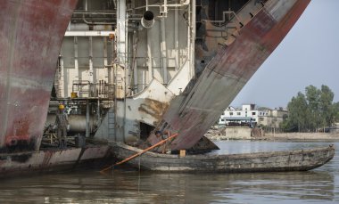 İşçiler eski gemi kırma bahçede Bangladeş