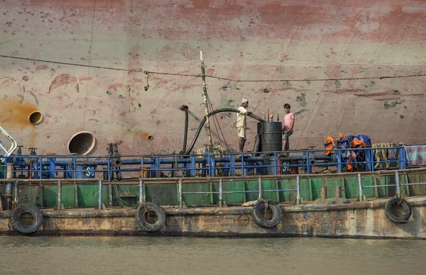 Lavoratori di vecchi cantieri navali in Bangladesh — Foto Stock