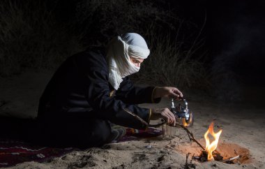 Adam bir çölde geleneksel Tuareg kıyafeti