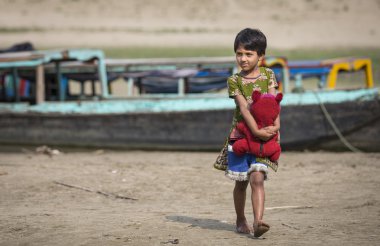 Bangladeşli kız kırmızı deddy ayı ile