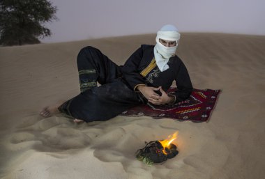 Adam bir çölde geleneksel Tuareg kıyafeti