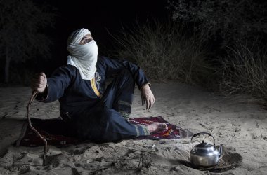Adam bir çölde geleneksel Tuareg kıyafeti