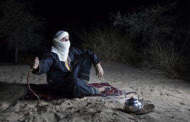 Adam bir çölde geleneksel Tuareg kıyafeti