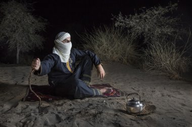 Adam bir çölde geleneksel Tuareg kıyafeti