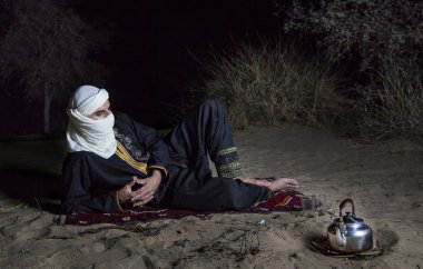 Adam bir çölde geleneksel Tuareg kıyafeti