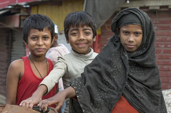 Barnen på fiskmarknaden i Chittagong — Stockfoto