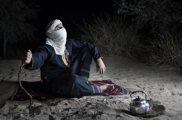 Uomo in abito tradizionale Tuareg in un deserto — Foto Stock