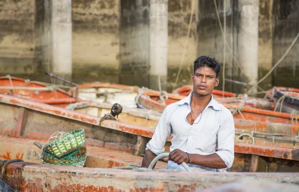 Jovem Bangladesh homem em um barco — Fotografia de Stock