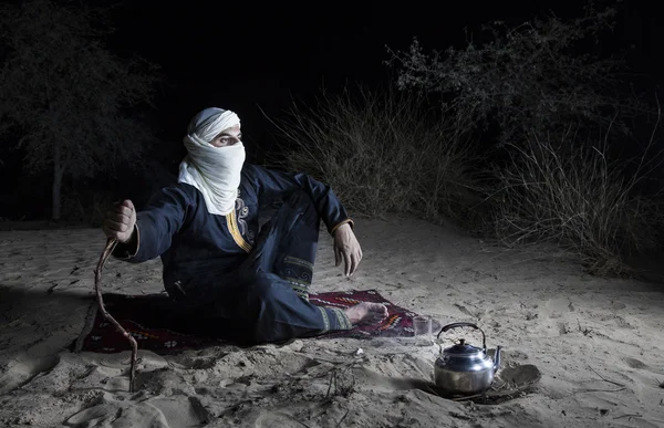 Mand i traditionel Tuareg outfit i en ørken - Stock-foto