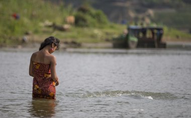 Genç Bangladeşli Bayan bir nehir