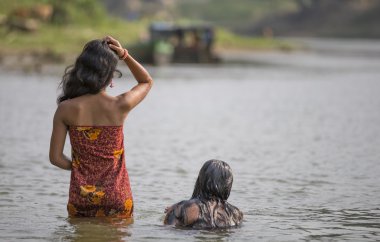 Bangladeşli kadın bir nehir