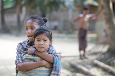 uzak bir köyde Bangladeşli kız